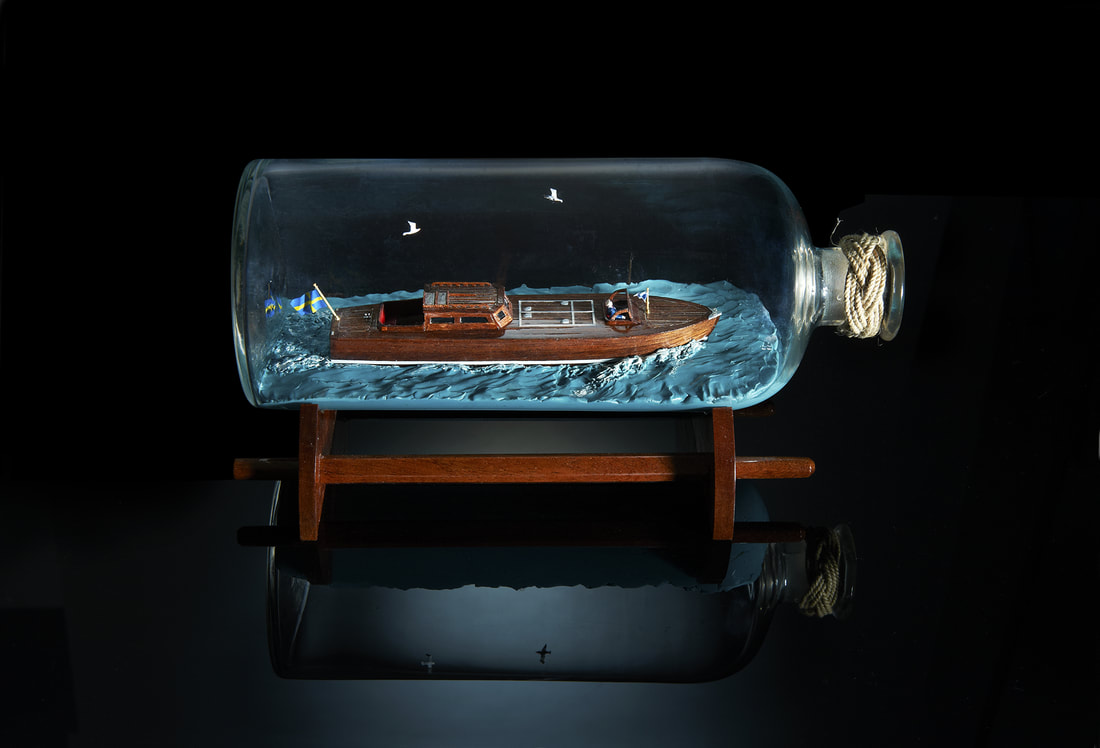 Svalan motor yacht in bottle